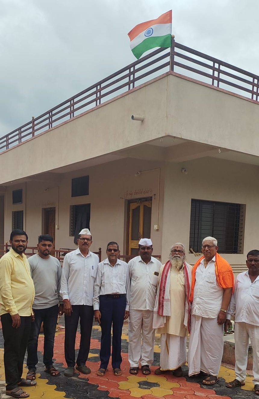 ಮಹಾಜನ ಅವರ  ಮನೆಯ ಮೇಲೆ ಹರ ಘರ ತಿರಂಗ