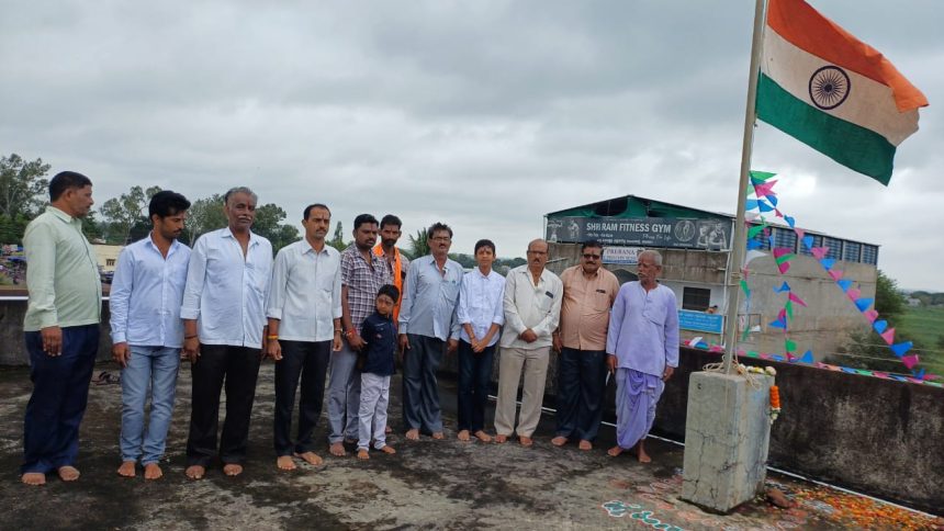 ನೇಸರಗಿ ಅರ್ಬನ ಬ್ಯಾಂಕನಲ್ಲಿ ಧ್ವಜಾರೋಹಣ