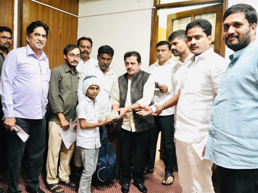 ಬಾಲಕನ ಚಿಕಿತ್ಸೆಗೆ ಐದು ಲಕ್ಷ ರೂ. ನೆರವು ನೀಡಿದ ಜಮೀರ್ ಅಹಮದ್ ಖಾನ್ 