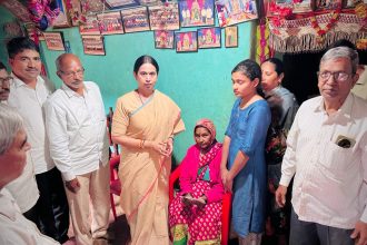 ಅಪಘಾತದಲ್ಲಿ ಇಬ್ಬರ ಸಾವು: ಮನೆಗೆ ತೆರಳಿ ಸಾಂತ್ವನ ಹೇಳಿದ ಸಚಿವೆ ಲಕ್ಷ್ಮೀ ಹೆಬ್ಬಾಳಕರ್