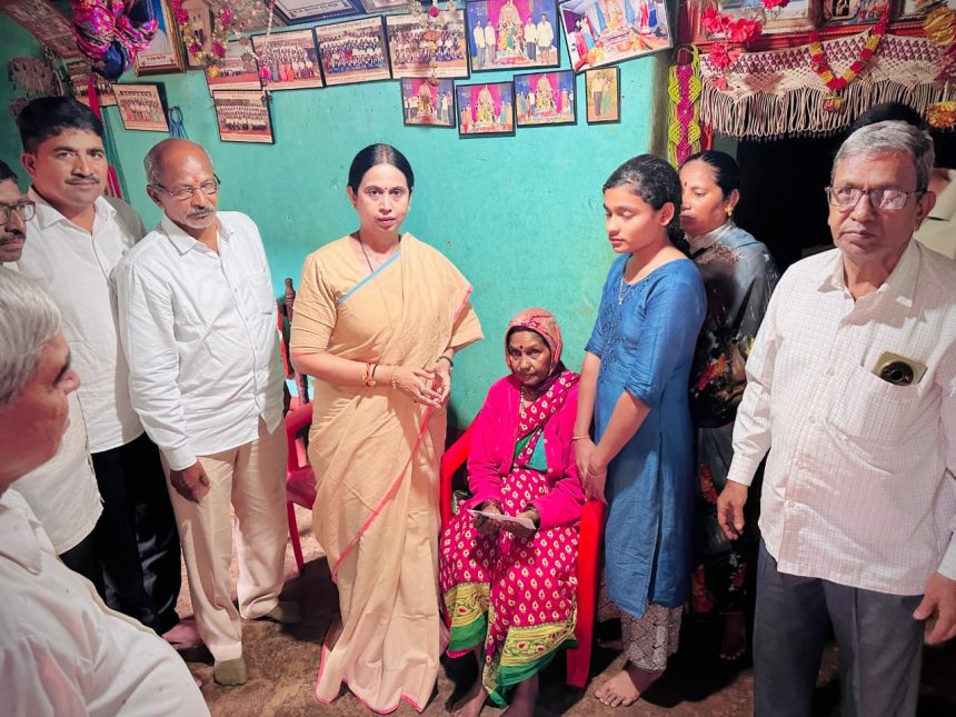 ಅಪಘಾತದಲ್ಲಿ ಇಬ್ಬರ ಸಾವು: ಮನೆಗೆ ತೆರಳಿ ಸಾಂತ್ವನ ಹೇಳಿದ ಸಚಿವೆ ಲಕ್ಷ್ಮೀ ಹೆಬ್ಬಾಳಕರ್
