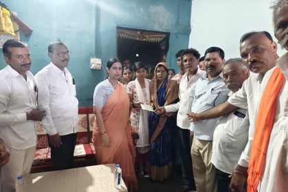 5 ಲಕ್ಷ ರೂ. ಪರಿಹಾರ ವಿತರಿಸಿದ ಸಚಿವೆ ಲಕ್ಷ್ಮೀ ಹೆಬ್ಬಾಳಕರ್
