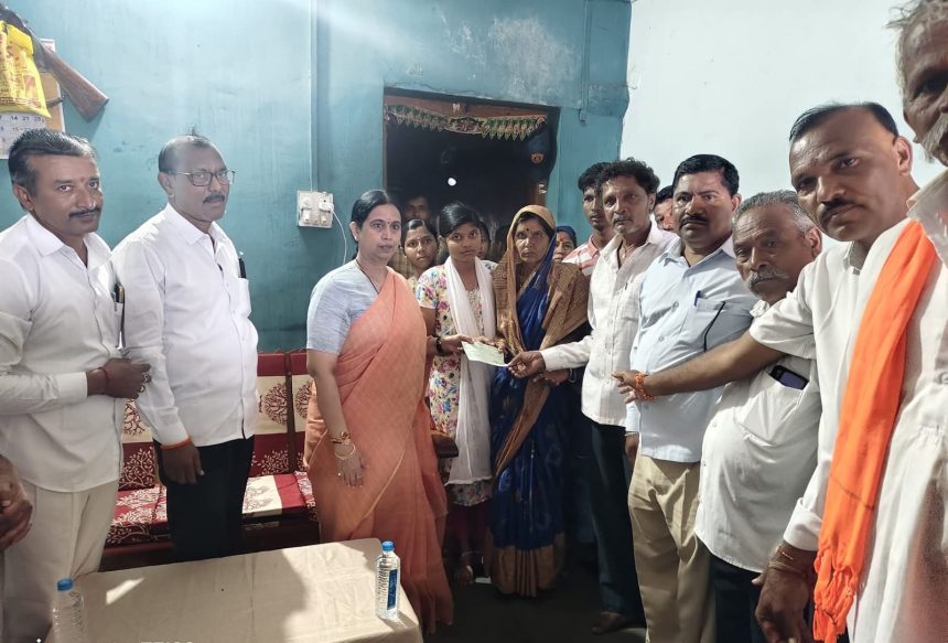 5 ಲಕ್ಷ ರೂ. ಪರಿಹಾರ ವಿತರಿಸಿದ ಸಚಿವೆ ಲಕ್ಷ್ಮೀ ಹೆಬ್ಬಾಳಕರ್