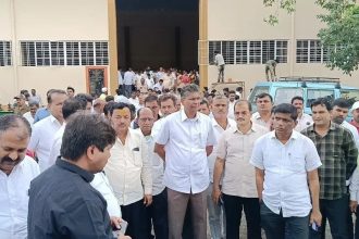 ಹುಕ್ಕೇರಿ ವಿದ್ಯುತ್ ಸಂಘಕ್ಕೆ ಸಚಿವ ಜಾರಕಿಹೊಳಿ ಭೇಟಿ: ಗ್ರಾಹಕ-ಸದಸ್ಯರ ಕುಂದುಕೊರತೆ ಪರಿಹರಿಸಲು ಸೂಚನೆ