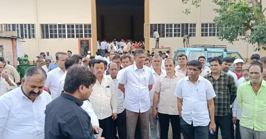 ಹುಕ್ಕೇರಿ ವಿದ್ಯುತ್ ಸಂಘಕ್ಕೆ ಸಚಿವ ಜಾರಕಿಹೊಳಿ ಭೇಟಿ: ಗ್ರಾಹಕ-ಸದಸ್ಯರ ಕುಂದುಕೊರತೆ ಪರಿಹರಿಸಲು ಸೂಚನೆ