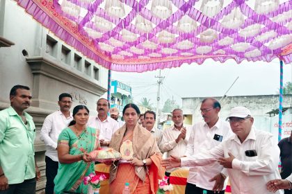 ದೇವಸ್ಥಾನಕ್ಕೆ ಅನುದಾನ ಮಂಜೂರು: ಸಚಿವೆ ಲಕ್ಷ್ಮೀ ಹೆಬ್ಬಾಳಕರ್ ಗೆ ಸನ್ಮಾನ