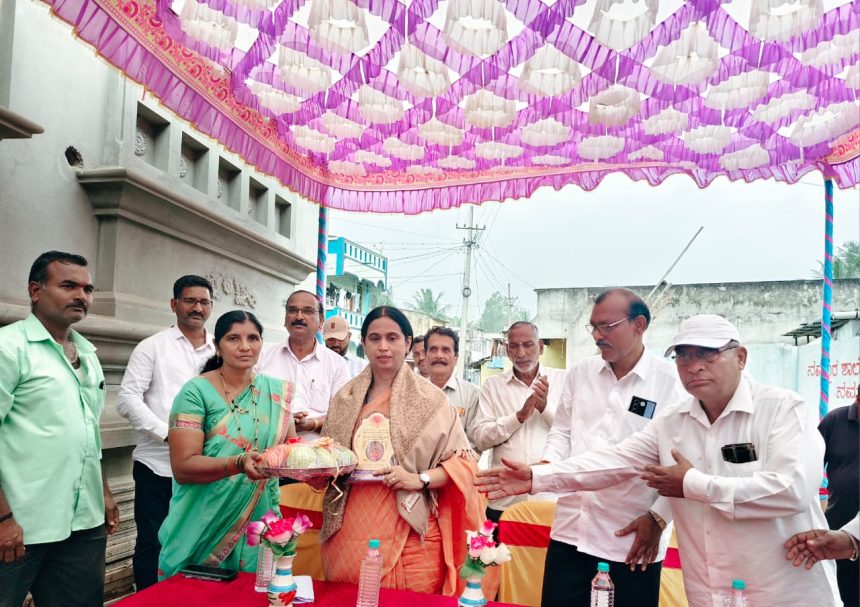ದೇವಸ್ಥಾನಕ್ಕೆ ಅನುದಾನ ಮಂಜೂರು: ಸಚಿವೆ ಲಕ್ಷ್ಮೀ ಹೆಬ್ಬಾಳಕರ್ ಗೆ ಸನ್ಮಾನ