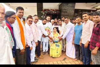 ಉನ್ನತೀಕರಿಸಿದ ಪ್ರೌಢ ಶಾಲೆ ಮಂಜೂರು: ಸಚಿವೆ ಲಕ್ಷ್ಮೀ ಹೆಬ್ಬಾಳಕರ್ ಗೆ ಸನ್ಮಾನ