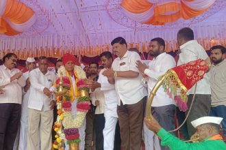 ಅದ್ದೂರಿಯಾಗಿ ವೀರಭದ್ರೇಶ್ವರ ಜಾತ್ರೆ: ಬಂಡಿಗಣಿ ಮಠದ ದಾಸೋಹ ಚಕ್ರವರ್ತಿ ಅನ್ನದಾನೇಶ್ವರರಿಗೆ ವೀರಭದ್ರೇಶ್ವರ ಕುಲಪುತ್ರ ಪ್ರಶಸ್ತಿ ಪ್ರದಾನ