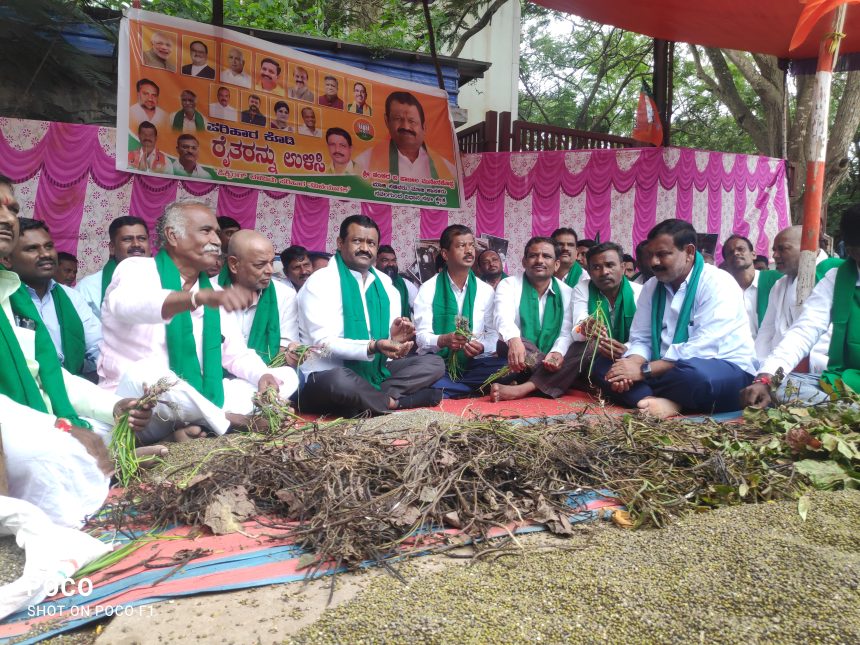  ನವಲಗುಂದ ಬಿಜೆಪಿ ರೈತ ಮೋರ್ಚಾ ಕಾರ್ಯಕರ್ತರ ಪ್ರತಿಭಟನೆ