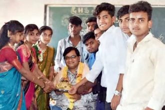 ಶಿಕ್ಷಕ ಡಾ.ಕುಂಬಾರ ಅವರಿಗೆ ವಿದ್ಯಾರ್ಥಿಗಳಿಂದ ಸನ್ಮಾನ