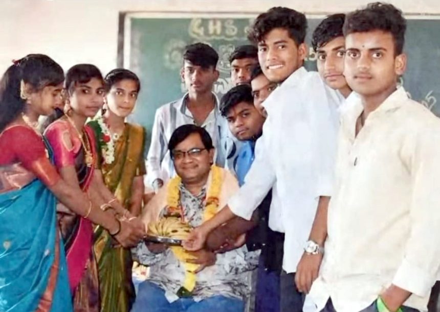 ಶಿಕ್ಷಕ ಡಾ.ಕುಂಬಾರ ಅವರಿಗೆ ವಿದ್ಯಾರ್ಥಿಗಳಿಂದ ಸನ್ಮಾನ