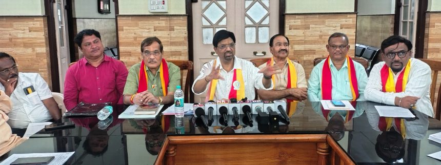 ಕಲಹಳ್ಳಿ ಸುಮ್ಮನೆಯಲ್ಲಿ ಕಸಾಪ ವಾರ್ಷಿಕಸಭೆ:ರಾಜ್ಯಾಧ್ಯಕ್ಷ ಡಾ.ಮಹೇಶ ಕಲಹಳ್ಳಿ ಸುಮ್ಮನೆಯಲ್ಲಿ ಕಸಾಪ ವಾರ್ಷಿಕಸಭೆ:ರಾಜ್ಯಾಧ್ಯಕ್ಷ ಡಾ.ಮಹೇಶ