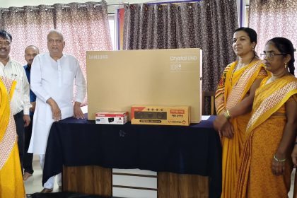 ಅಂಗನವಾಡಿ ಕೇಂದ್ರಗಳಿಗೆ ಟಿವಿ ವಿತರಿಸಿದ ಶಾಸಕ ರಾಜು ಕಾಗೆ