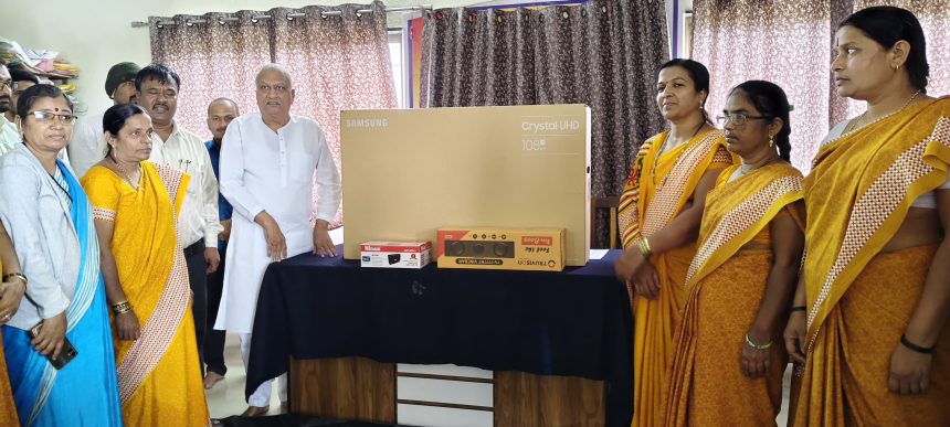 ಅಂಗನವಾಡಿ ಕೇಂದ್ರಗಳಿಗೆ ಟಿವಿ ವಿತರಿಸಿದ ಶಾಸಕ ರಾಜು ಕಾಗೆ