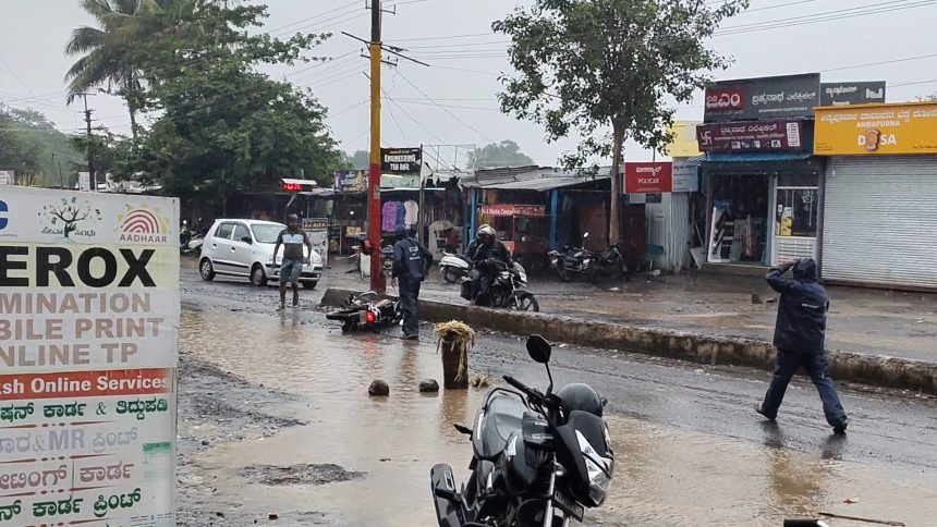 ಕಾಗವಾಡ ಪಟ್ಟಣದಲ್ಲಿ ಯಮನಂತಹವಾದ ರಸ್ತೆ ಗುಂಡಿಗಳು