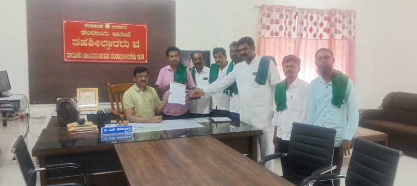 ಪ್ರತಿ ಟನ್ ಕಬ್ಬಿಗೆ ೪೦೦೦ ರೂ ನೀಡಬೇಕೆಂದು ಆಗ್ರಹಿಸಿ ರೈತ ಸಂಘ ಮನವಿ