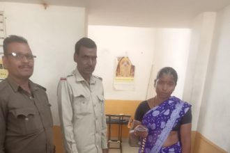 ಸಿಕ್ಕ ಚಿನ್ನದ ಸರವನ್ನು ಮರಳಿ ಮಹಿಳೆಗೆ ನೀಡಿ ಮಾನವೀಯತೆ ಮೆರೆದ ಸಾರಿಗೆ ನಿಯಂತ್ರಣಾಧಿಕಾರಿ