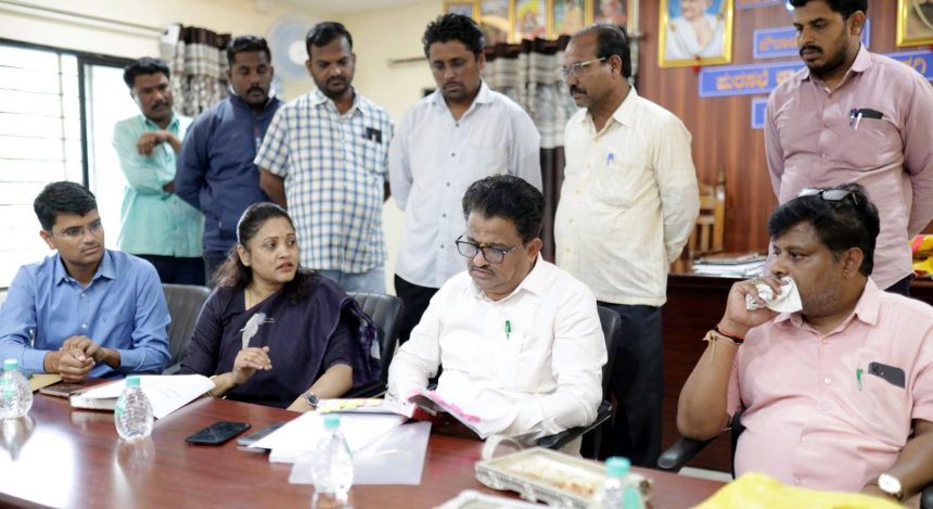 “ಕಾಂಗ್ರೆಸ್ ಕಾರ್ಯಾಲಯ ತೆರವುಗೊಳಿಸಿದ ನಂತರ ಉಳಿದ ವ್ಯಾಪಾರಸ್ಥರ ಮಳಿಗೆಗಳನ್ನು ತೆರವುಗೊಳಿಸುವ ಹೊಣೆ ಭೂಸನೂರ ಅವರದ್ದು”