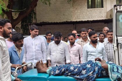 ಟೈರ್ ಒಡೆದು ಟಾಟಾ ಏಸ್ ವಾಹನ ಪಲ್ಟಿ, 32 ಜನ ಮಹಿಳಾ ಕೂಲಿ ಕಾರ್ಮಿಕರು ಅಪಾಯದಿಂದ ಪಾರು