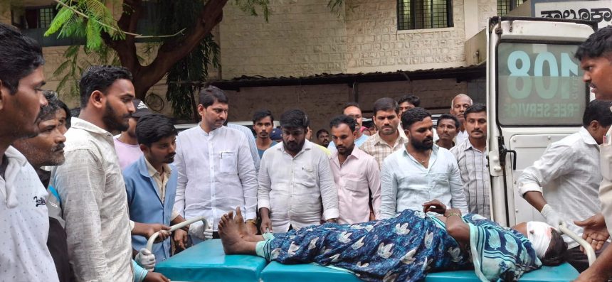 ಟೈರ್ ಒಡೆದು ಟಾಟಾ ಏಸ್ ವಾಹನ ಪಲ್ಟಿ, 32 ಜನ ಮಹಿಳಾ ಕೂಲಿ ಕಾರ್ಮಿಕರು ಅಪಾಯದಿಂದ ಪಾರು