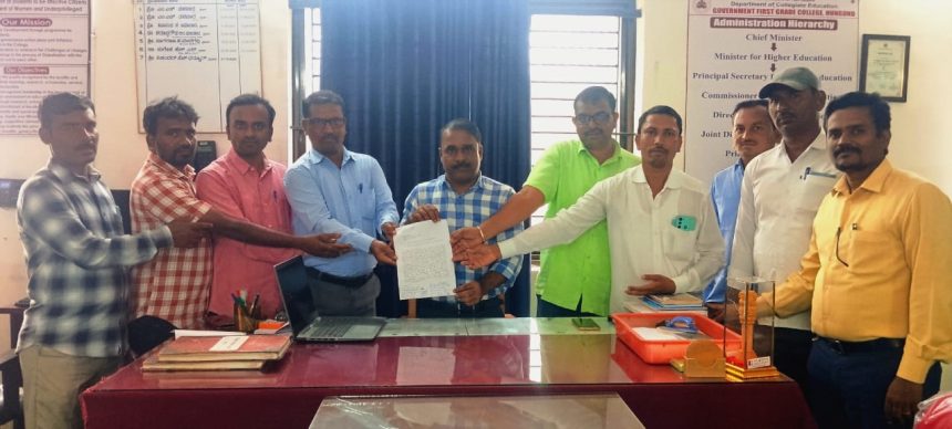 ನಕಲಿ ಪಿಎಚ್ ಡಿ ಹಾಗೂ ಅಂಗವಿಕಲ ಪ್ರಮಾಣ ಪತ್ರ ತಡೆಗೆ ಆಗ್ರಹಿಸಿ ಮನವಿ ನಕಲಿ ಪಿಎಚ್ ಡಿ ಹಾಗೂ ಅಂಗವಿಕಲ ಪ್ರಮಾಣ ಪತ್ರ ತಡೆಗೆ ಆಗ್ರಹಿಸಿ ಮನವಿ