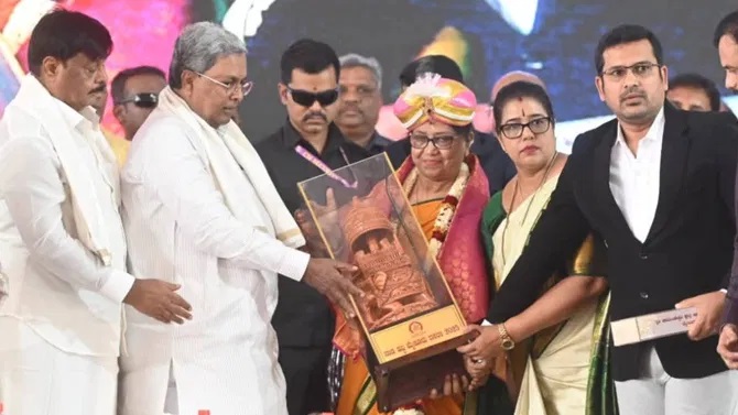 ನೂರಾರು ಬಾರಿ ದೀಪ ಬೆಳಗಿ, ಮಂಗಳಾರತಿ ಮಾಡಿ, ಪುಷ್ಪಾರ್ಚಣೆ ಮಾಡಿದ್ದೇನೆ: ವಿರೋಧಿಗಳಿಗೆ ಬಾನು ಬಾಣ