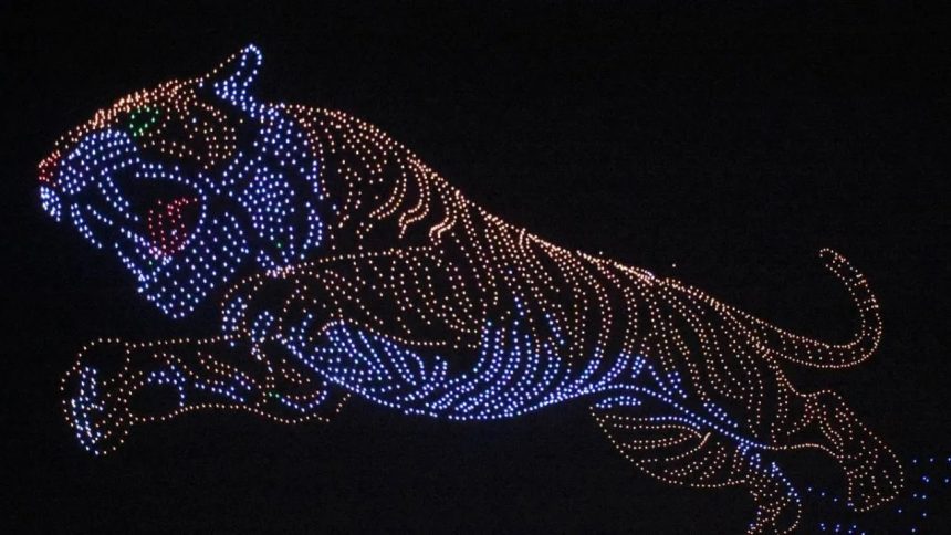 ಗಿನ್ನೆಸ್ ದಾಖಲೆ ಬರೆದ ಹುಲಿ ಕಲಾಕೃತಿ ಡ್ರೋನ್ ಪ್ರದರ್ಶನ; ಹೆಚ್ಚಿದ ದಸರಾ ಕೀರ್ತಿ ಗಿನ್ನೆಸ್ ದಾಖಲೆ ಬರೆದ ಹುಲಿ ಕಲಾಕೃತಿ ಡ್ರೋನ್ ಪ್ರದರ್ಶನ; ಹೆಚ್ಚಿದ ದಸರಾ ಕೀರ್ತಿ