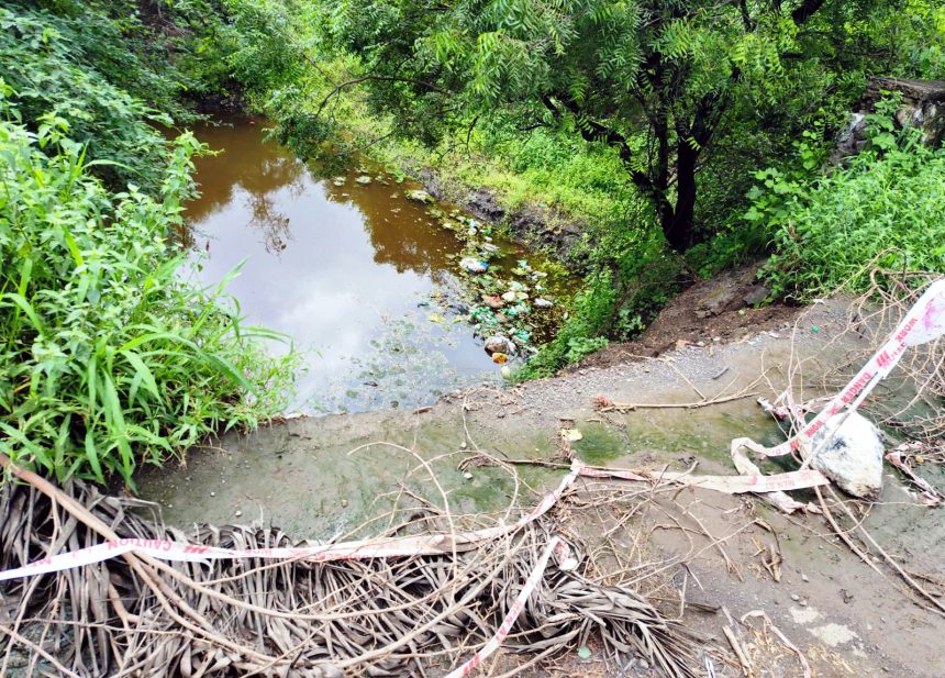 ಕುಸಿದು ಬಿದ್ದ ಭಾವಿಯ ತಡೆಗೋಡೆ : ತಿಂಗಳಾದರು ಗಮನ ಹರಿಸದ ಅಧಿಕಾರಿಗಳ ವಿರುದ್ಧ ಜನರ ಆಕ್ರೋಶ ಕುಸಿದು ಬಿದ್ದ ಭಾವಿಯ ತಡೆಗೋಡೆ : ತಿಂಗಳಾದರು ಗಮನ ಹರಿಸದ ಅಧಿಕಾರಿಗಳ ವಿರುದ್ಧ ಜನರ ಆಕ್ರೋಶ