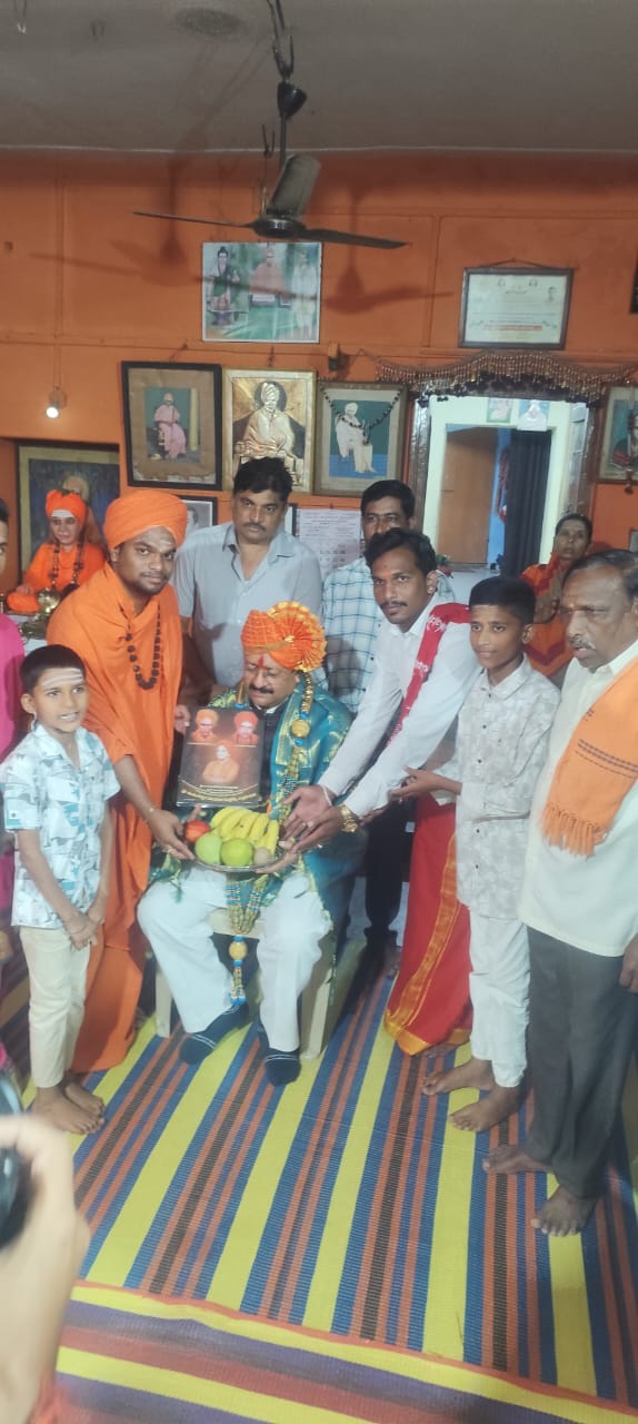 ಹೊಸಮಠಕ್ಕೆ ಶಾಸಕ ಬಸನಗೌಡ ಯತ್ನಾಳ ಬೇಟಿ