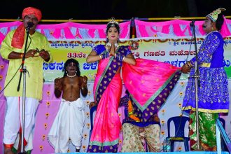 ನಾಯಕನಹಟ್ಟಿಯಲ್ಲಿ ಶಕ್ತಿ ಗಣಪತಿ ಮಹೋತ್ಸವದ ಹಾಸ್ಯ ನಾಟಕ ಜನಮನ ಸೆಳೆಯಿತು