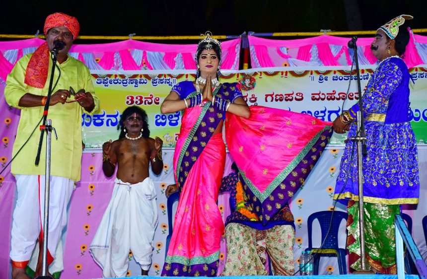 ನಾಯಕನಹಟ್ಟಿಯಲ್ಲಿ ಶಕ್ತಿ ಗಣಪತಿ ಮಹೋತ್ಸವದ ಹಾಸ್ಯ ನಾಟಕ ಜನಮನ ಸೆಳೆಯಿತು