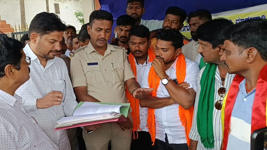 ವಾರದೊಳಗೆ ಪರಿಹಾರದ ಭರವಸೆ: ಧರಣಿ ತಾತ್ಕಾಲಿಕ ಹಿಂತೆಗೆತ ವಾರದೊಳಗೆ ಪರಿಹಾರದ ಭರವಸೆ: ಧರಣಿ ತಾತ್ಕಾಲಿಕ ಹಿಂತೆಗೆತ