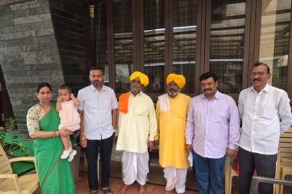 ಸಚಿವೆ ಲಕ್ಷ್ಮೀ ಹೆಬ್ಬಾಳಕರ್  ಭೇಟಿಯಾದ ಪದ್ಮಶ್ರೀ ವೆಂಕಪ್ಪ ಅಂಬಾಜಿ ಸುಗತೇಕರ್ : ಸಚಿವರ ಎದುರು ಗೊಂದಲಿ ಹಾಡು ಹೇಳಿದ ವೆಂಕಪ್ಪ