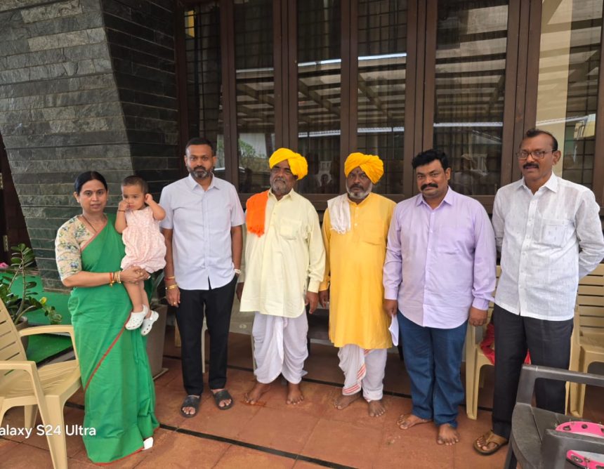 ಸಚಿವೆ ಲಕ್ಷ್ಮೀ ಹೆಬ್ಬಾಳಕರ್  ಭೇಟಿಯಾದ ಪದ್ಮಶ್ರೀ ವೆಂಕಪ್ಪ ಅಂಬಾಜಿ ಸುಗತೇಕರ್ : ಸಚಿವರ ಎದುರು ಗೊಂದಲಿ ಹಾಡು ಹೇಳಿದ ವೆಂಕಪ್ಪ