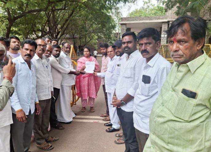 ಜಾನಕಿ ಕಾರ್ಪ್ ಲಿಮಿಡೆಟ್ ವಿರುದ್ದ  ಕಿಡಿಗೇಡಿಗಳ ದೂರು; ದೂರು ಸ್ವೀಕರಿಸದಂತೆ ಗ್ರಾಮಸ್ಥರ ಮನವಿ