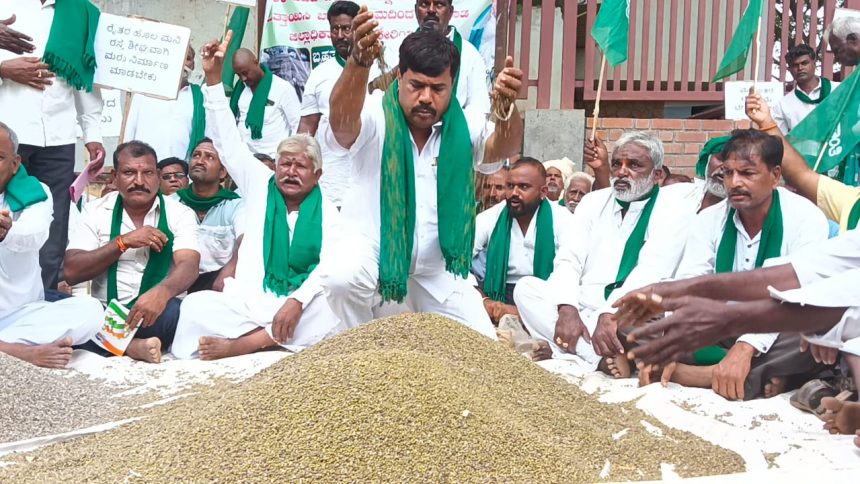 ಬೆಳೆ ವಿಮೆ ಪರಿಹಾರ ಬಿಡುಗಡೆ ಆಗ್ರಹಿಸಿ  ಆಗ್ರಹಿಸಿ ಪ್ರತಿಭಟನೆ