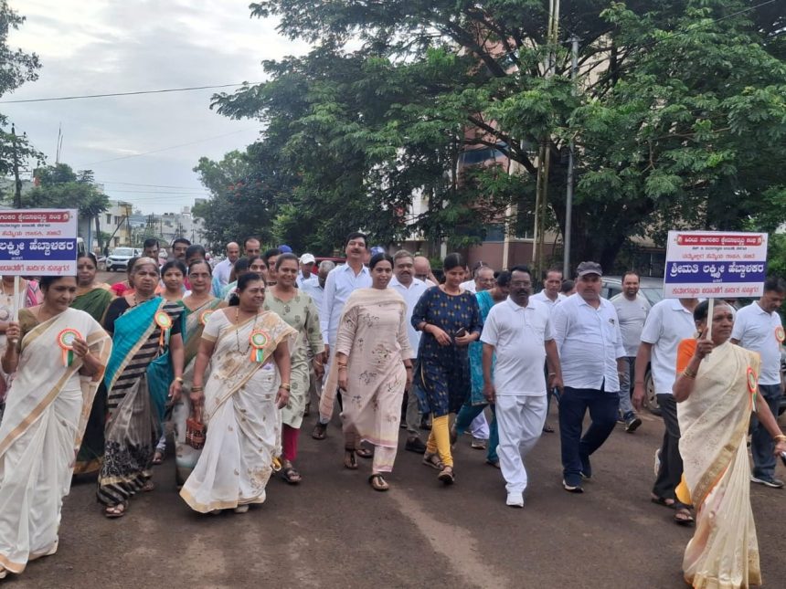 ವಾಯು ವಿಹಾರದೊಂದಿಗೆ ಪ್ರಗತಿ ಪರಿಶೀಲನೆ : ಸಚಿವೆ ಲಕ್ಷ್ಮೀ ಹೆಬ್ಬಾಳಕರ್ ವಿನೂತನ ಕಾರ್ಯಕ್ರಮ