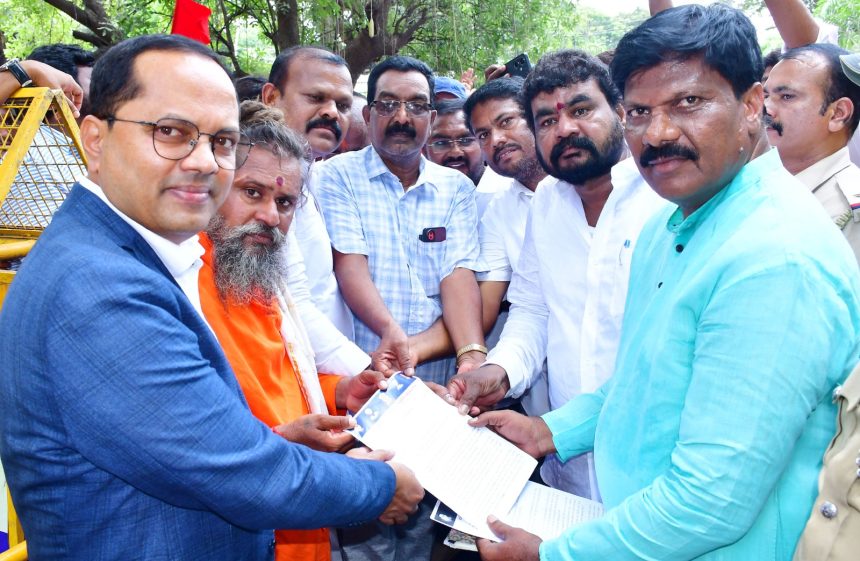   ಒಳ ಮೀಸಲಾತಿ ವರ್ಗೀಕರಣ  ವಿರುದ್ಧ ಕೊರಚ ಕೊರಮ, ಲಂಬಾಣಿ ಮತ್ತು ಭೋವಿ ಜನಾಂಗದಿಂದ ಬೃಹತ್ ಪ್ರತಿಭಟನೆ