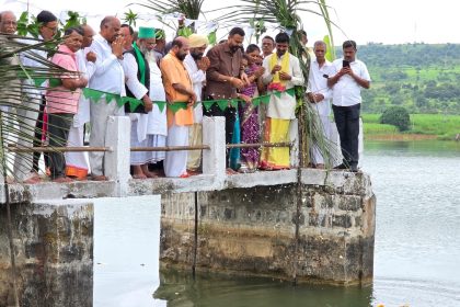 ಸಿದ್ದನಬಾವಿ ಕೆರೆಗೆ ಬಾಗಿನ ಅರ್ಪಿಸಿದ ಚನ್ನರಾಜ ಹಟ್ಟಿಹೊಳಿ
