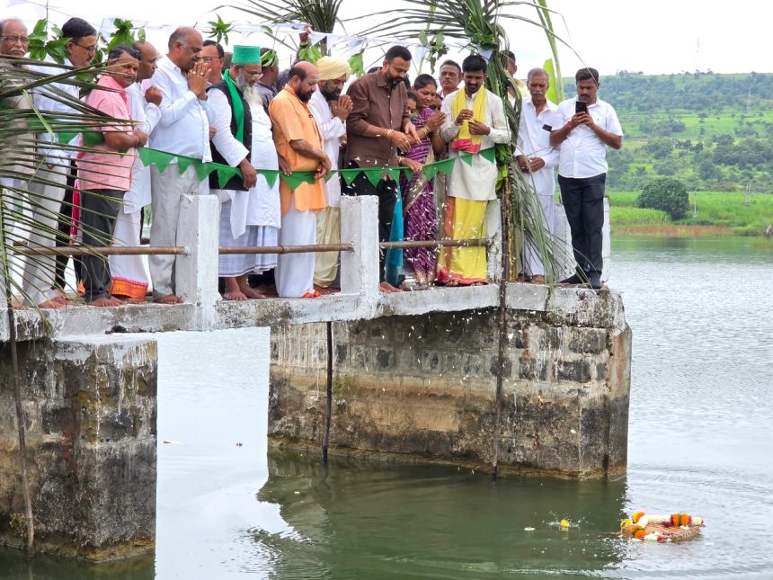 ಸಿದ್ದನಬಾವಿ ಕೆರೆಗೆ ಬಾಗಿನ ಅರ್ಪಿಸಿದ ಚನ್ನರಾಜ ಹಟ್ಟಿಹೊಳಿ