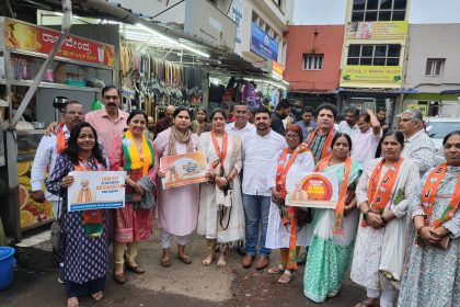 ನೂತನ ಜಿ ಎಸ್ ಟಿ ಜಾರಿಗೆ ಸಿಹಿ ಹಂಚಿ, ಪಟಾಕಿ ಸಿಡಿಸಿದ ಕಾರ್ಯಕರ್ತರು