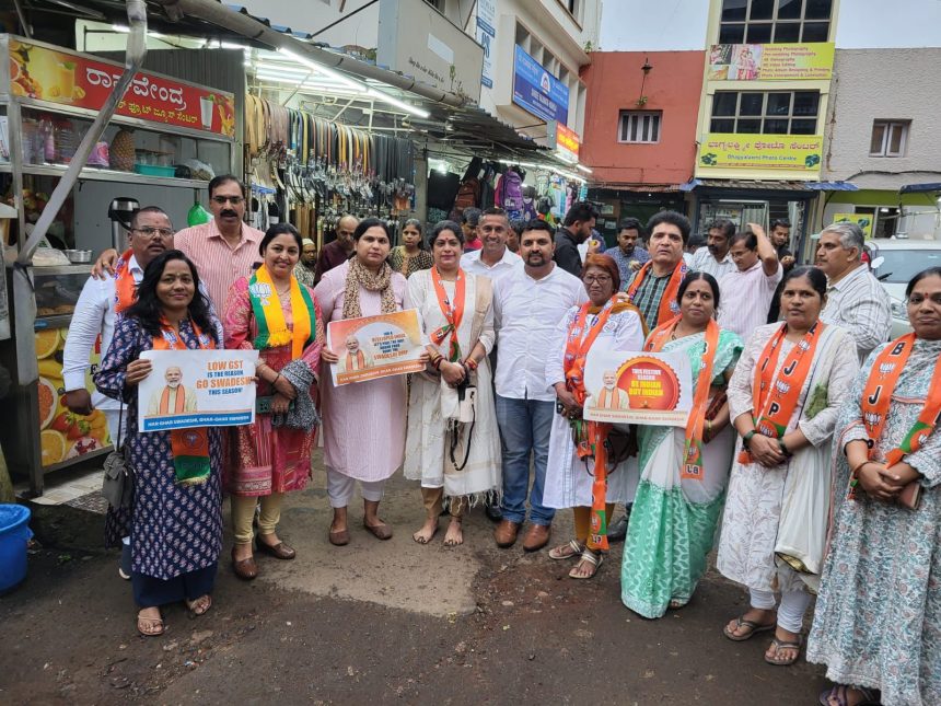 ನೂತನ ಜಿ ಎಸ್ ಟಿ ಜಾರಿಗೆ ಸಿಹಿ ಹಂಚಿ, ಪಟಾಕಿ ಸಿಡಿಸಿದ ಕಾರ್ಯಕರ್ತರು ನೂತನ ಜಿ ಎಸ್ ಟಿ ಜಾರಿಗೆ ಸಿಹಿ ಹಂಚಿ, ಪಟಾಕಿ ಸಿಡಿಸಿದ ಕಾರ್ಯಕರ್ತರು