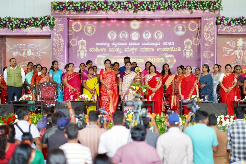 ಪಂಚ ಗ್ಯಾರಂಟಿ ಯೋಜನೆಗಳಿಂದ ರಾಜ್ಯದ ಮಹಿಳೆಯರ ಬದುಕು ಸುಧಾರಣೆ: ಸಚಿವೆ ಲಕ್ಷ್ಮೀ ಹೆಬ್ಬಾಳಕರ್ ಪಂಚ ಗ್ಯಾರಂಟಿ ಯೋಜನೆಗಳಿಂದ ರಾಜ್ಯದ ಮಹಿಳೆಯರ ಬದುಕು ಸುಧಾರಣೆ: ಸಚಿವೆ ಲಕ್ಷ್ಮೀ ಹೆಬ್ಬಾಳಕರ್