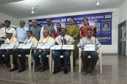 ಈಶ್ವರ ಗಡದವರ ಅವರಿಗೆ ಟೀಚರ್‍ಸ್ ಎಕ್ಸಲೆನ್ಸ್ ಅವಾರ್ಡ ಪ್ರಶಸ್ತಿ ಪ್ರದಾನ 