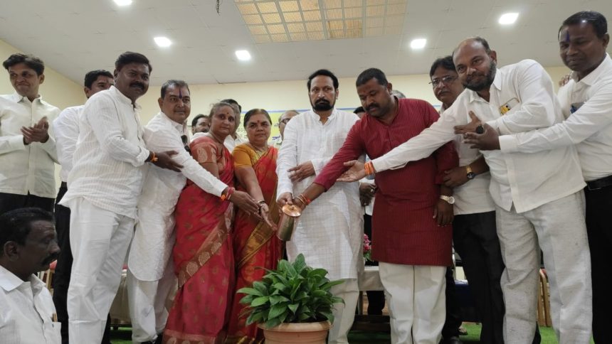 ಆರೋಗ್ಯವಂತ ಸಮಾಜವನ್ನು ಕಟ್ಟುವಲ್ಲಿ ಪೌರ ಕಾರ್ಮಿಕರ ಸೇವೆ ಶ್ರೇಷ್ಠ: ಶಾಸಕ ಲಕ್ಷ್ಮಣ ಸವದಿ ಆರೋಗ್ಯವಂತ ಸಮಾಜವನ್ನು ಕಟ್ಟುವಲ್ಲಿ ಪೌರ ಕಾರ್ಮಿಕರ ಸೇವೆ ಶ್ರೇಷ್ಠ: ಶಾಸಕ ಲಕ್ಷ್ಮಣ ಸವದಿ