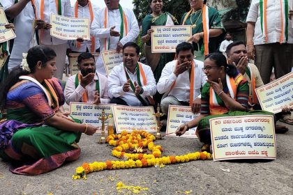 ರಸ್ತೆಯಲ್ಲಿ ಬಿದ್ದ ತೆಗ್ಗುಗಳು; ಕಾಂಗ್ರೆಸ್ ಮತ್ತು ಬಿಜೆಪಿ ಪರಸ್ಪರ ಆರೋಪಿಸಿ ಪ್ರತಿಭಟನೆ