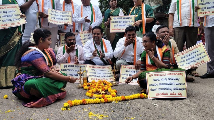 ರಸ್ತೆಯಲ್ಲಿ ಬಿದ್ದ ತೆಗ್ಗುಗಳು; ಕಾಂಗ್ರೆಸ್ ಮತ್ತು ಬಿಜೆಪಿ ಪರಸ್ಪರ ಆರೋಪಿಸಿ ಪ್ರತಿಭಟನೆ ರಸ್ತೆಯಲ್ಲಿ ಬಿದ್ದ ತೆಗ್ಗುಗಳು; ಕಾಂಗ್ರೆಸ್ ಮತ್ತು ಬಿಜೆಪಿ ಪರಸ್ಪರ ಆರೋಪಿಸಿ ಪ್ರತಿಭಟನೆ