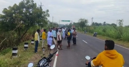 ಪಂಢರಾಪುರ ಪಾದಯಾತ್ರೆ ಹೊರಟಿದ್ದ ಭಕ್ತರ ಮೇಲೆ ಹರಿದ ಕಾರು : ಆರು ಭಕ್ತರಿಗೆ ಗಾಯ ಪಂಢರಾಪುರ ಪಾದಯಾತ್ರೆ ಹೊರಟಿದ್ದ ಭಕ್ತರ ಮೇಲೆ ಹರಿದ ಕಾರು : ಆರು ಭಕ್ತರಿಗೆ ಗಾಯ