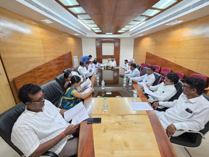 ಕಾರ್ಖಾನೆಯ ಪುನಶ್ಚೇತನ ಕುರಿತು ಚರ್ಚೆ ನಡೆಸಿದ ನೂತನ ನಿರ್ದೇಶಕರು ಕಾರ್ಖಾನೆಯ ಪುನಶ್ಚೇತನ ಕುರಿತು ಚರ್ಚೆ ನಡೆಸಿದ ನೂತನ ನಿರ್ದೇಶಕರು